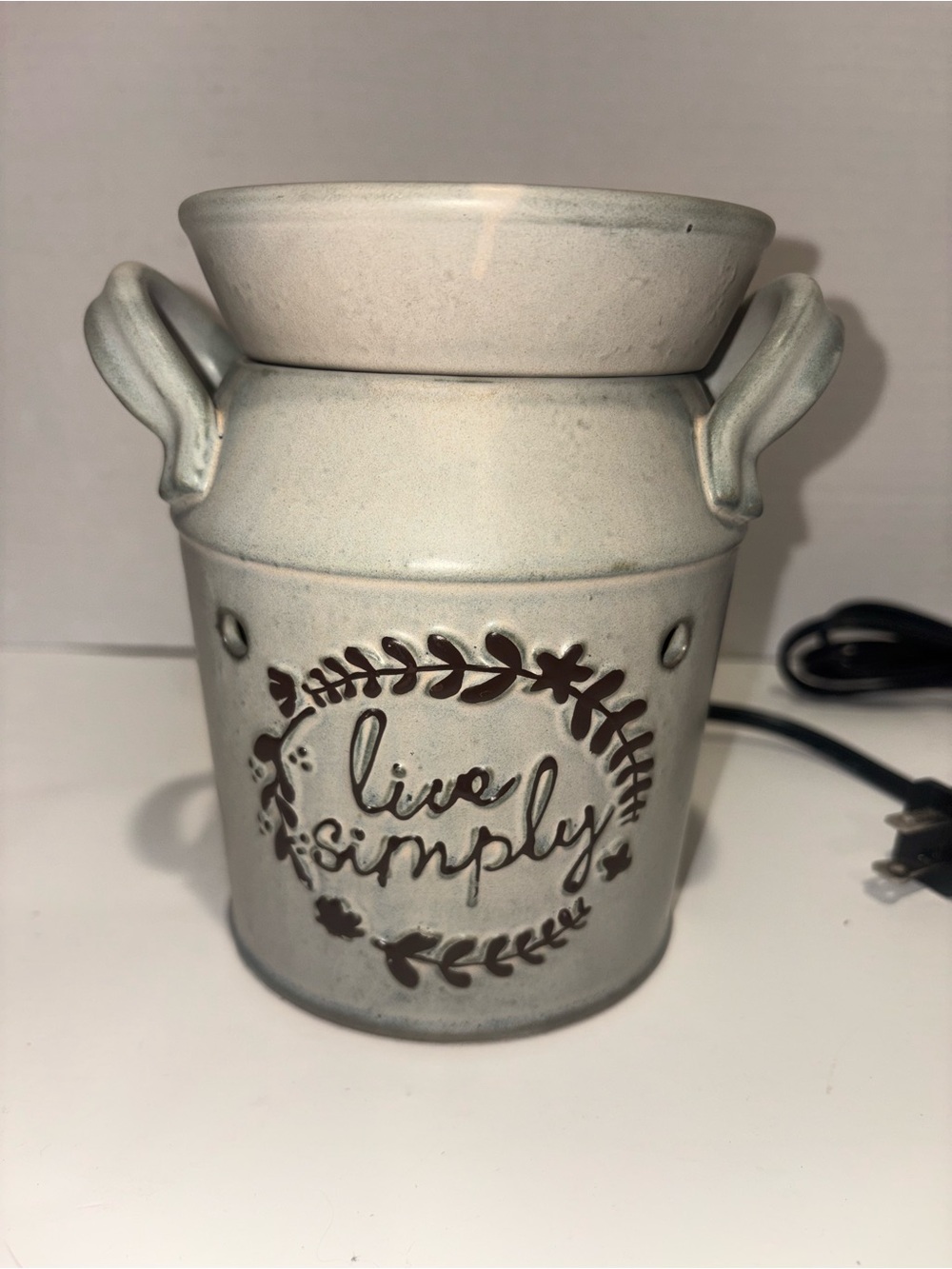 Scentsy Live Simply Full Size Electric Warmer, Brown Text Wreath Handles